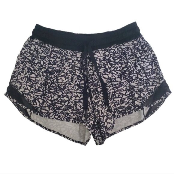 Lululemon Ice Breaker White Black Hotty Hot Shorts Size 6 - Picture 1 of 11